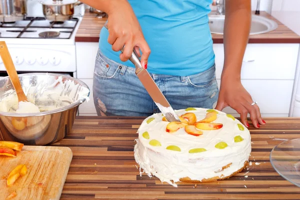 Mujer cortando el pastel — Foto de Stock