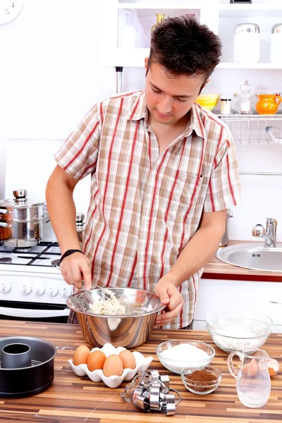 Человек на кухне — стоковое фото