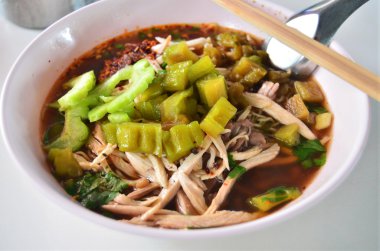 Asya tarzı noodle ile tavuk