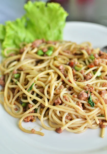 Пряні смажені спагетті зі свининою — стокове фото