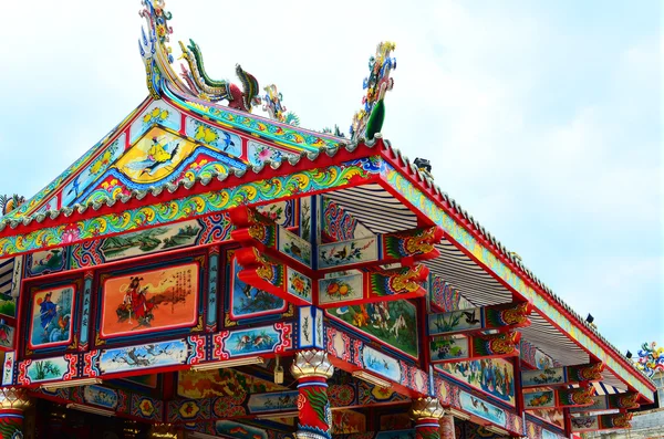 Grand kinesisk buddha tempel fullt inredda — Stockfoto