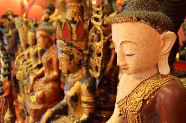 Ősi buddha szobor fafaragás — Stock Fotó