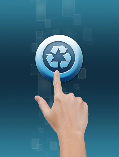 Ręcznie wybierając przycisk symbol recyklingu — Zdjęcie stockowe