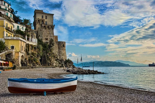 Ξύλινη βάρκα στην παραλία πόλη: cetara — Φωτογραφία Αρχείου