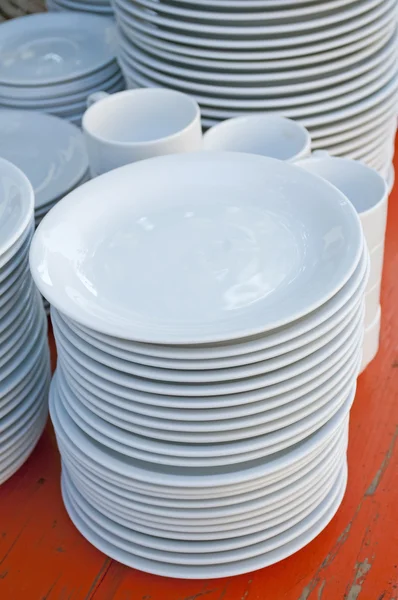 Посуда на пивном столе — стоковое фото