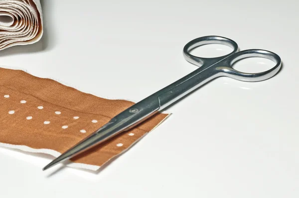 Scissors and adhesive plaster — Stock Photo, Image