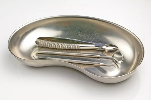 Bacia renal com ferramentas dentárias — Fotografia de Stock
