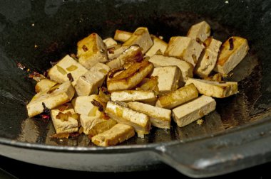 Çinli bir wok içinde tofu