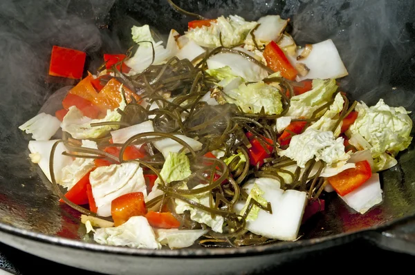 Verduras en un wok chino —  Fotos de Stock
