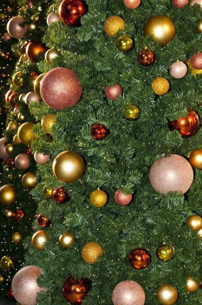 Árvore de Natal com bolas — Fotografia de Stock