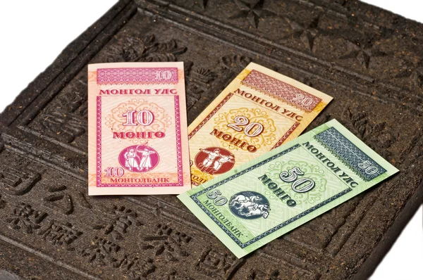 Монгольская валюта на чайный кирпич — стоковое фото