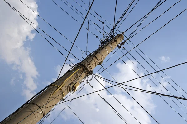Columna con un conjunto de cables eléctricos en una dirección diferente . —  Fotos de Stock