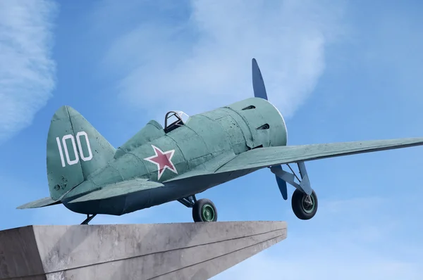 Цветное изображение самолета - памятник в парке г. Одесса на Украине . — стоковое фото