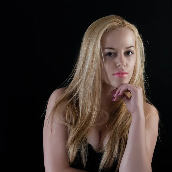 Sexig blondin ser på kameran — Stockfoto