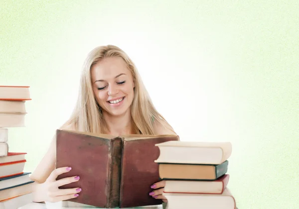 Κορίτσι ανάγνωση ένα παλιό βιβλίο — Φωτογραφία Αρχείου