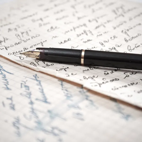 Gamla brev och fontän penna. — Stockfoto