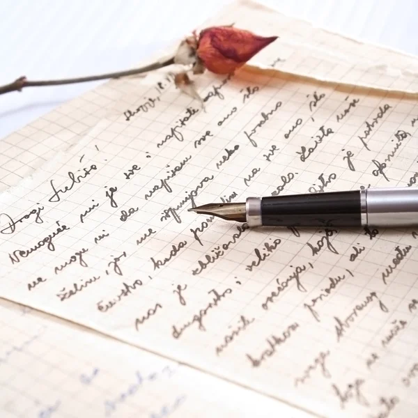 Liefdesbrief met een roos — Stockfoto