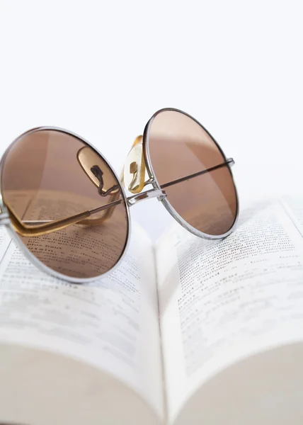 Brille auf einem Buch — Stockfoto
