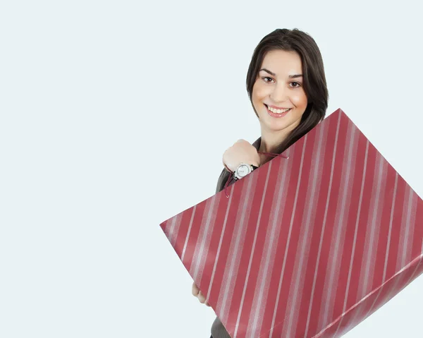 Retrato de una encantadora joven con una colorida bolsa de compras en su —  Fotos de Stock