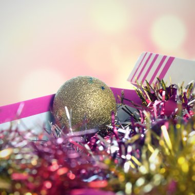 Noel ağacını süsler bir kutu içinde