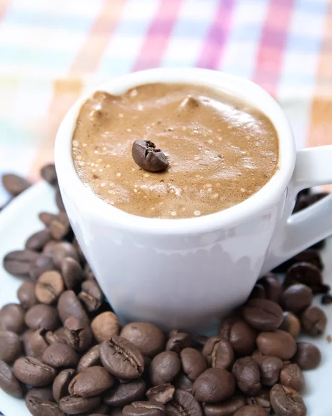 Xícara de café e grãos torrados — Fotografia de Stock