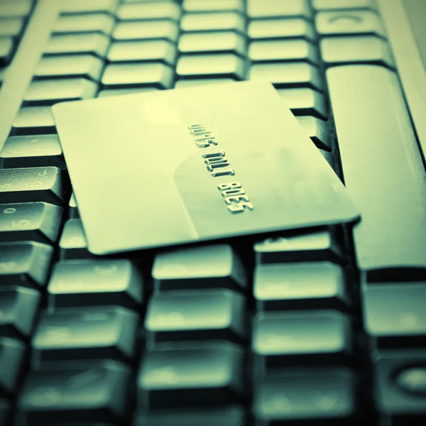 Cartões de crédito no teclado — Fotografia de Stock