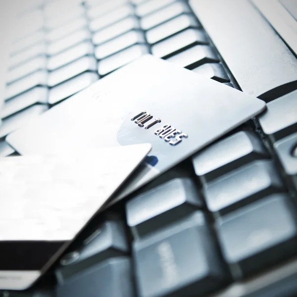 Kreditkarten auf der Tastatur — Stockfoto