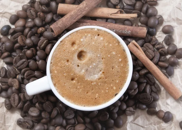 Kahve fincanı ve kavrulmuş fasulye — Stok fotoğraf
