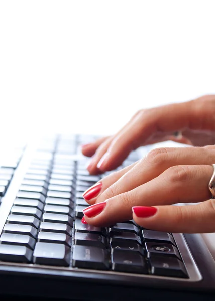 Frauenhände auf der Tastatur — Stockfoto