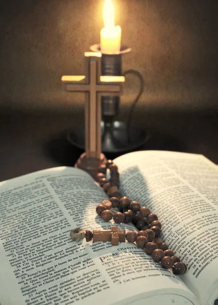 Rosenkranz auf der Bibel — Stockfoto