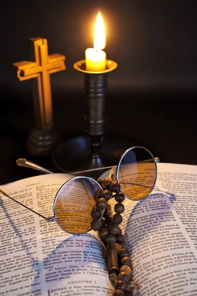 Rosenkransen på Bibeln — Stockfoto