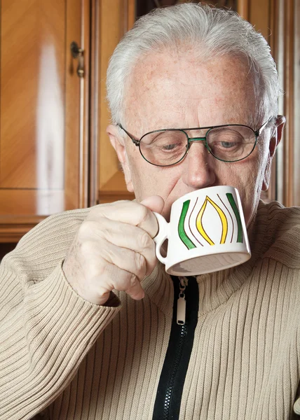 Idős férfi italok tea — Stock Fotó
