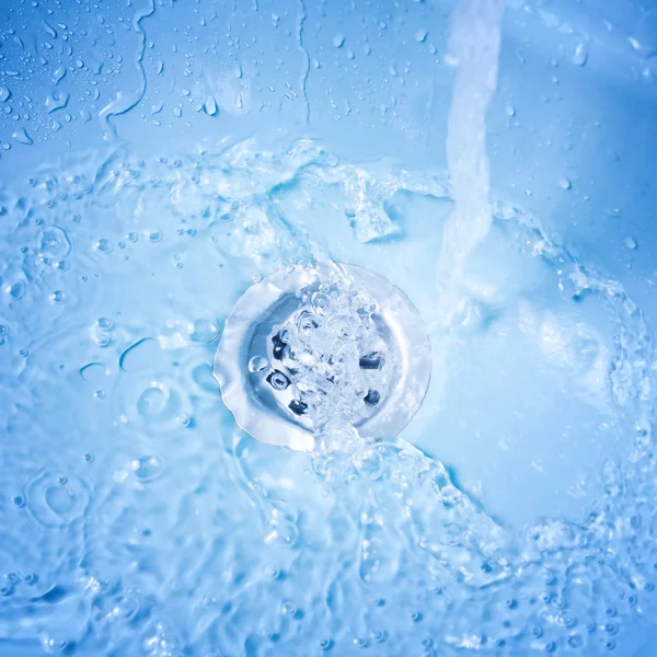 Su akışı içine drenaj, banyo — Stok fotoğraf