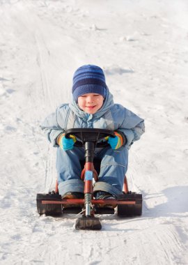 sleig sledging mutlu küçük çocuk bir kış Parkta yürümek için