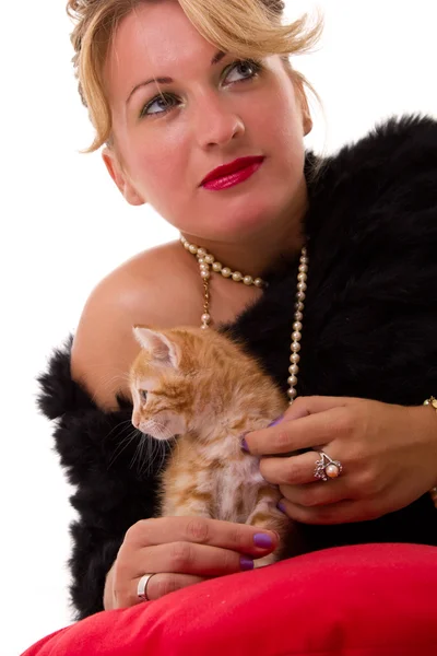 Elegant kvinna med katt — Stockfoto