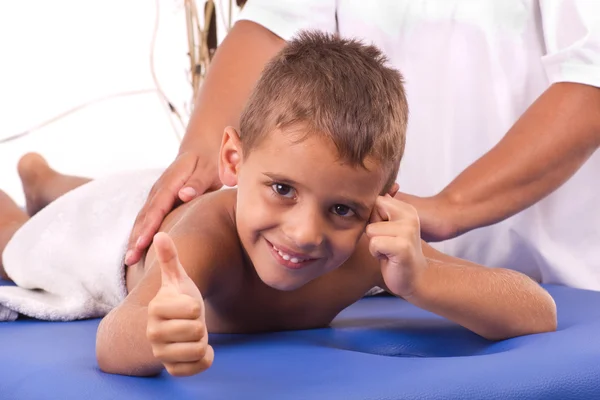 Uśmiechnięty chłopiec z physiatrist w terapii — Zdjęcie stockowe