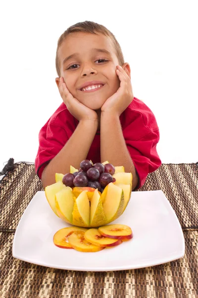 Çocuk ve taze meyve — Stok fotoğraf