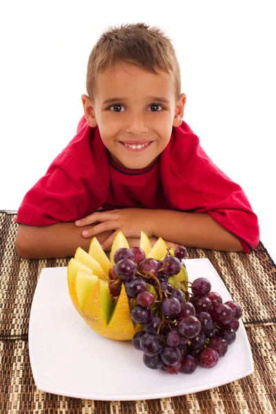 Chlapec a čerstvé ovoce — Stock fotografie
