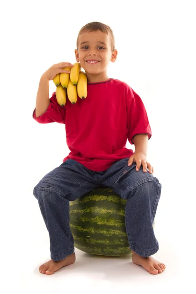 Genç sağlıklı çocuk ve taze meyve — Stok fotoğraf