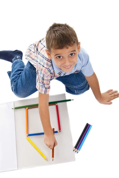 Мальчик играет карандашами — стоковое фото