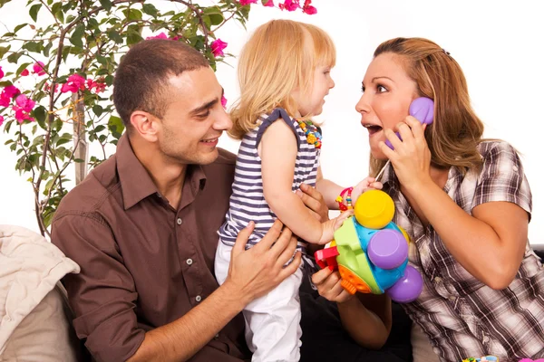 Familjen att spela och ler — Stockfoto