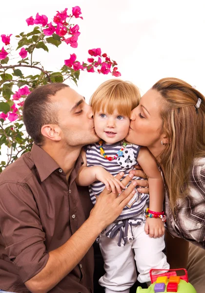 Eltern küssen Tochter — Stockfoto