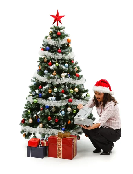 Abrindo presentes de Natal perto da árvore decorada — Fotografia de Stock