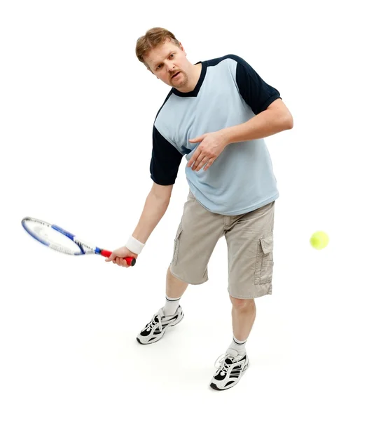 Jogador de tênis batendo bola de entrada — Fotografia de Stock