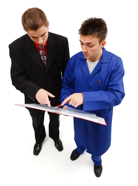 Inżynier i biznesmen, wskazując na notebooka — Zdjęcie stockowe