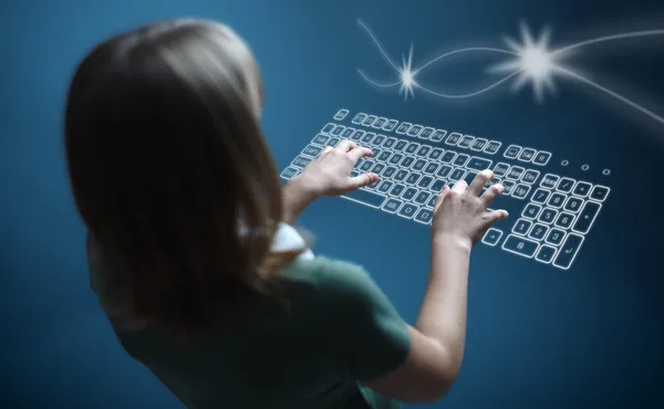 Tjej som skriver på virtuellt tangentbord — Stockfoto