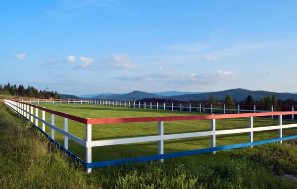 Hek en boerderij grasland — Stockfoto