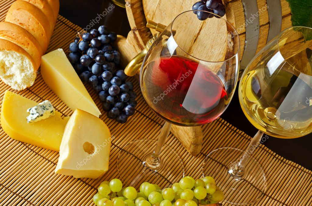 Тарелка с сыром и виноградом фото