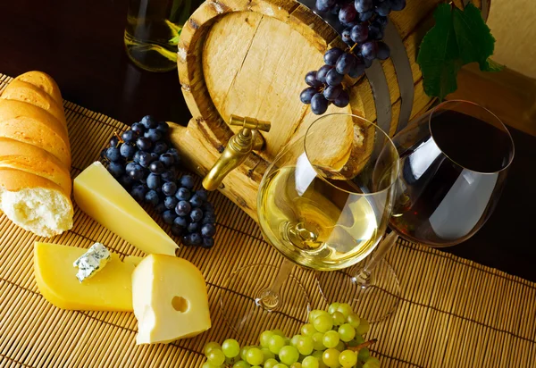 Вино и сыр — стоковое фото