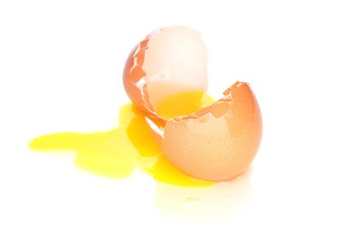 Kırık yumurta beyaz arkaplanda